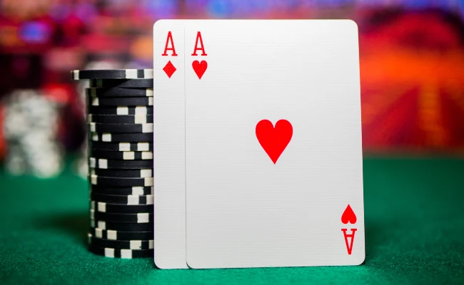 Glücksspielabhängigkeit: Auch bei Kartenspielen kann man schnell viel Geld verlieren